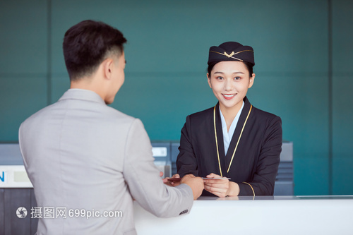 云端記憶的守護(hù)者 托運(yùn)臺(tái)旁的空姐與乘客攝影攝像服務(wù)